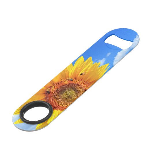 Gelbe Sonnenblumen und Bienen auf blauem Himmel -  Speed Flaschenöffner (Rückseite Schrägansicht)
