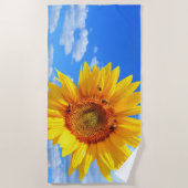 Gelbe Sonnenblumen und Bienen auf blauem Himmel - Strandtuch (Vorderseite)