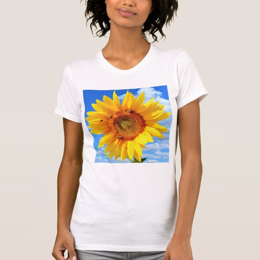 Gelbe Sonnenblumen und Bienen auf blauem Himmel -  T-Shirt (Vorderseite)