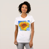 Gelbe Sonnenblumen und Bienen auf blauem Himmel -  T-Shirt (Vorne ganz)