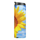 Gelbe Sonnenblumen und Bienen auf blauem Himmel -  Thermosbecher (Nach rechts gedreht)