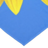 Gelbe Sonnenblumen und Bienen auf blauem Himmel - Tischdecke (Schrägansicht)