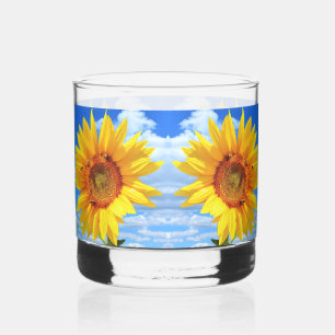 Gelbe Sonnenblumen und Bienen auf blauem Himmel Whiskyglas