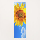 Gelbe Sonnenblumen und Bienen auf blauem Himmel - Yogamatte (Vorderseite)
