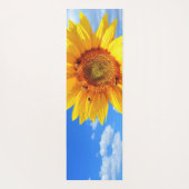 Gelbe Sonnenblumen und Bienen auf blauem Himmel - Yogamatte (Rückseite)