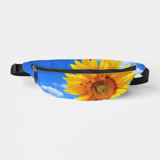 Gelbe Sonnenblumen und Bienen auf Blue Sky Fanny P Bauchtasche (Vorderseite)