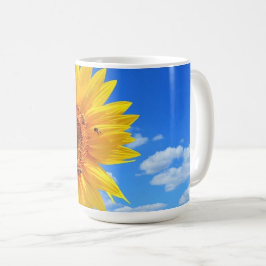 Gelbe Sonnenblumen und Bienen auf Blue Sky Kaffee  Kaffeetasse (VorderseiteRechts)