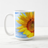 Gelbe Sonnenblumen und Bienen auf Blue Sky Kaffee Kaffeetasse (Links)