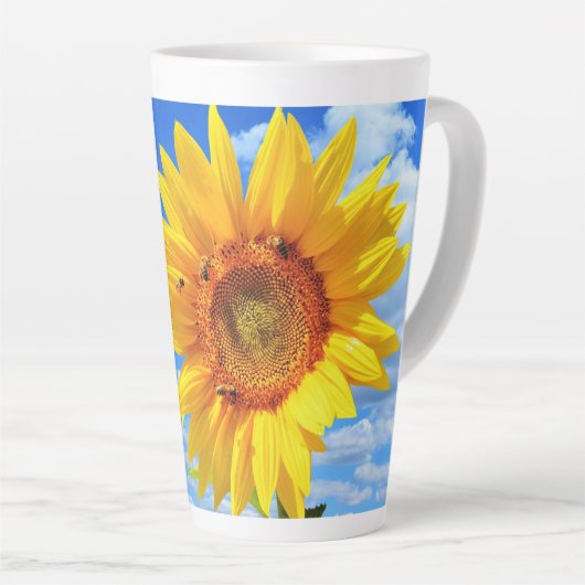 Gelbe Sonnenblumen und Bienen auf Blue Sky Latte T Milchtasse (Rechte Ecke)