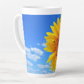 Gelbe Sonnenblumen und Bienen auf Blue Sky Latte T Milchtasse (Linke Ecke)
