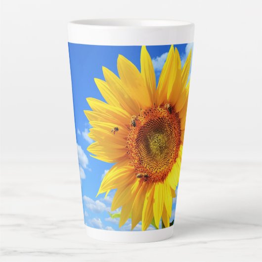 Gelbe Sonnenblumen und Bienen auf Blue Sky Latte T Milchtasse (Vorderseite)