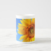 Gelbe Sonnenblumen und Bienen auf der Tasse Blue S (Vorderseite)
