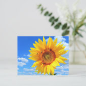 Gelbe Sonnenblumen und Bienen Sommerpostkarte Postkarte (Stehend Vorderseite)