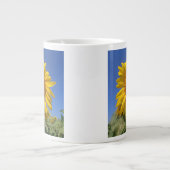Gelbe Sonnenblumen und blauer Himmel Jumbo-Tasse (Vorderseite)