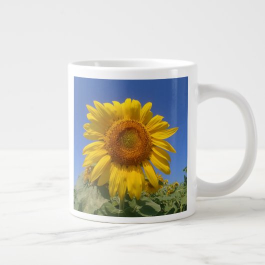 Gelbe Sonnenblumen und blauer Himmel Jumbo-Tasse (Rechts)