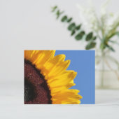 Gelbe Sonnenblumen und blauer Himmel Postkarte (Stehend Vorderseite)