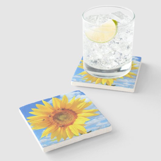 Gelbe Sonnenblumen und Untersetzer aus Bienen (Seitenansicht)