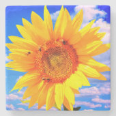 Gelbe Sonnenblumen und Untersetzer aus Bienengeste (Vorderseite)