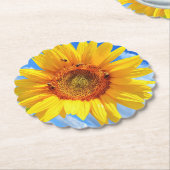 Gelbe Sonnenblumen und Untersetzer aus Bienenpapie (angewinkelt)