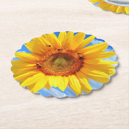 Gelbe Sonnenblumen und Untersetzer aus Bienenpapie (angewinkelt)