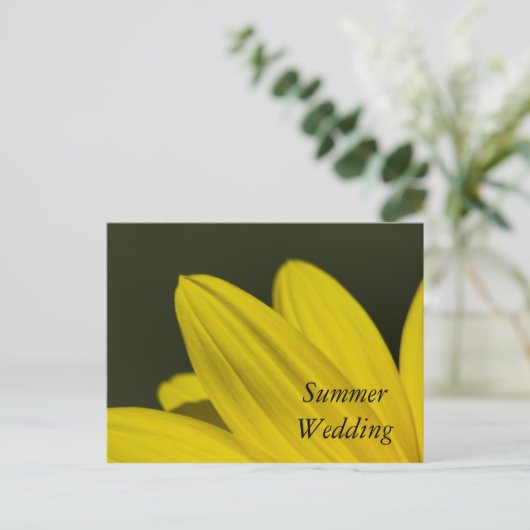 Gelbe Sonnenblumenblätter Sommer Save the Date Ankündigungspostkarte (Stehend Vorderseite)