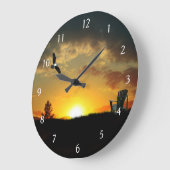 Gelbe Sonnencreme mit der Wiesenhalle mit der Anza Große Wanduhr (Winkel)