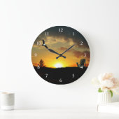 Gelbe Sonnencreme mit der Wiesenhalle mit der Anza Große Wanduhr (Zuhause)