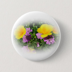 gelbe Stiefmütterchen und violette Gartenblumen Button