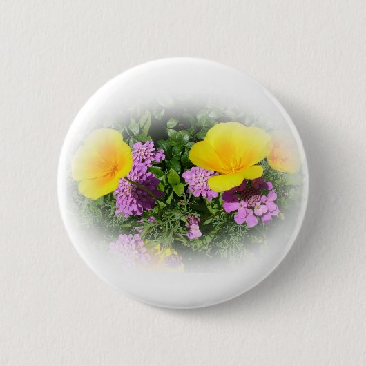 gelbe Stiefmütterchen und violette Gartenblumen Button (Vorderseite)