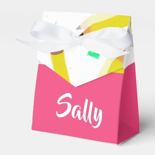 Gelbe Stifte und Scrables auf weiß Geschenkschachtel (Vorderseite)