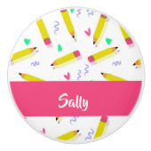 Gelbe Stifte und Scrables auf weiß Keramikknauf (Vorderseite)