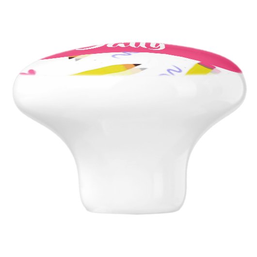 Gelbe Stifte und Scrables auf weiß Keramikknauf (Seitenansicht)