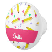 Gelbe Stifte und Scrables auf weiß Keramikknauf (Rechts)