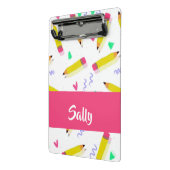 Gelbe Stifte und Scrables auf weiß Mini Klemmbrett (Gewinkelt2)