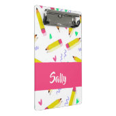 Gelbe Stifte und Scrables auf weiß Mini Klemmbrett (Schrägansicht)