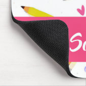 Gelbe Stifte und Scrables auf weiß Mousepad (Ecke)