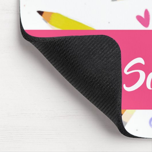 Gelbe Stifte und Scrables auf weiß Mousepad (Ecke)