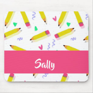 Gelbe Stifte und Scrables auf weiß Mousepad