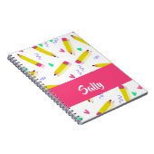 Gelbe Stifte und Scrables auf weiß Notizblock (Rechte Seite)