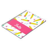 Gelbe Stifte und Scrables auf weiß Notizblock (Linke Seite)