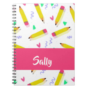 Gelbe Stifte und Scrables auf weiß Notizblock