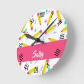 Gelbe Stifte und Scrables auf weiß Runde Wanduhr (Winkel)