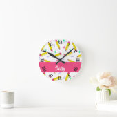 Gelbe Stifte und Scrables auf weiß Runde Wanduhr (Zuhause)