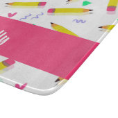 Gelbe Stifte und Scrables auf weiß Schneidebrett (Ecke)