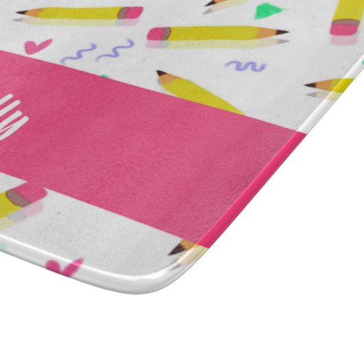 Gelbe Stifte und Scrables auf weiß Schneidebrett (Ecke)