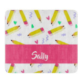 Gelbe Stifte und Scrables auf weiß Schneidebrett (Vorderseite)