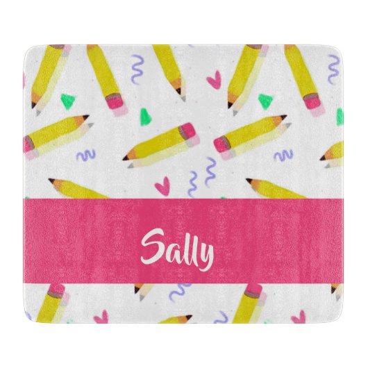 Gelbe Stifte und Scrables auf weiß Schneidebrett (Vorderseite)