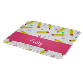 Gelbe Stifte und Scrables auf weiß Schneidebrett (Ecke)