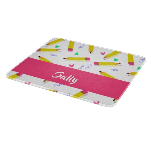 Gelbe Stifte und Scrables auf weiß Schneidebrett (Ecke)