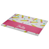 Gelbe Stifte und Scrables auf weiß Schneidebrett (Ecke)